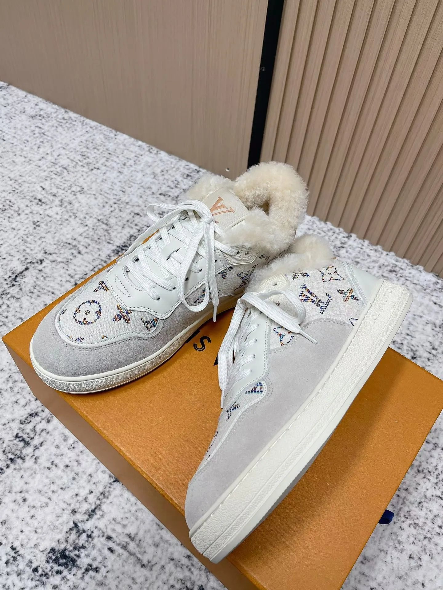 Men's shoes pP700! Top version Louis Vuiton Louis Vuitton sneakers casual shoes wool style‼ ️ LV Trainer sneakers are a classic idea inspired by retro basketball shoes by designer Virgil Abloh. This time, they are spliced ​​with smooth cow leather and Monogram embossed grained cow leather, and are embellished with Monogram flowers on the rubber outsole, reflecting a striking jump in one color! Fabric: Original imported first-layer cowhide Lining: Warm wool lining Bottom thickness: about 3cm Size: 35-41
